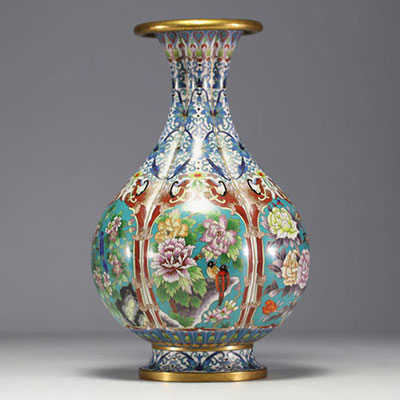 Chine - Vase en émail cloisonné à décor floral.