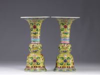 Chine - Paire de vases en porcelaine sur fond jaune à décor floral, époque Qing.