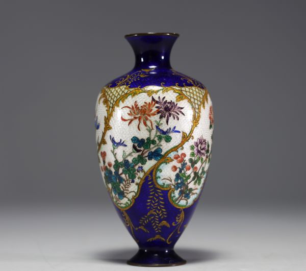 Japon - Vase en émail cloisonné bleu à décor floral sur fond blanc.