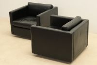 Walter KNOLL (1876-1971) Paire de fauteuils en cuir noir.