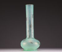 DAUM Nancy - Haut vase en verre givré de teinte vert d'eau dégagé à l'acide, à décor de fleurs, signé sous la base, vers 1900.