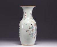 Chine - vase Famille rose à décor de personnages, début XXe siècle