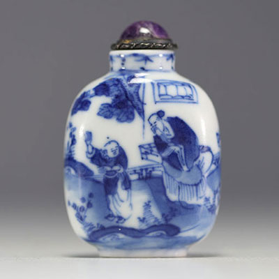 Chine - Tabatière en porcelaine blanc bleu à décor de personnage, marque de Qianlong sous la pièce.