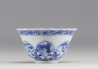 Chine - Bol en porcelaine blanc et bleu à décor intérieur de scène de médecine, XVIIIe siècle.