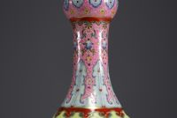 Chine - Vase en porcelaine de la famille rose, marque sous la pièce, XIXème