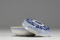 China - Small covered box in white-blue porcelain with floral decoration, 18th century.