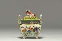 Chine - Petit brûle parfum en porcelaine polychrome à décor floral, de coq et chien de Fô.