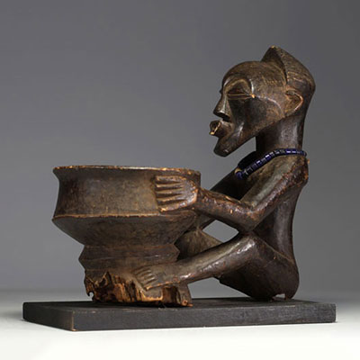 Afrique RDC - Statue Songye porteuse de coupe.