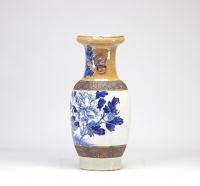 China - A nanking blue and white porcelain vase decorated with peacocks and flower design