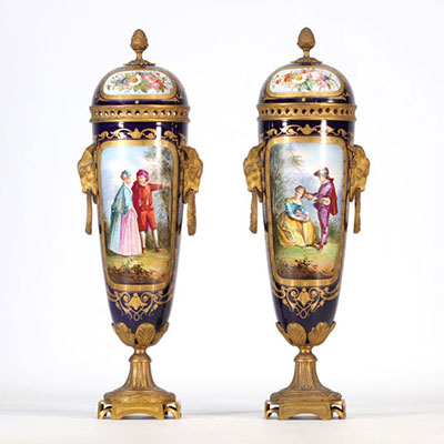 (2) Paire de vases en porcelaine de Sèvres à décor de scènes romantiques avec une monture en bronze du XIXe siècle 