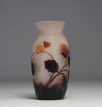 ARSALL Lausitzer-Weisswasser - Vase en verre multicouche dégagé à l'acide à décor de mûrier, vers 1920.