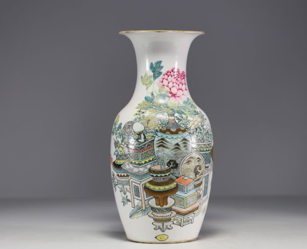 Chine - Vase en porcelaine polychrome à décor de mobilier, Qianjiang cai, Artiste: Fang Jiazhen, fin XIXe siècle.