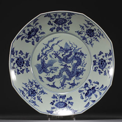 Chine - Grand plat en porcelaine blanc bleu à décor de dragon à cinq griffes et de phénix.