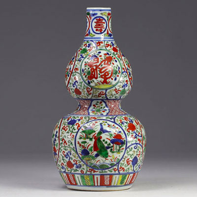 Chine - vase double gourde en porcelaine Wucai à décor de carpes, époque Qing.