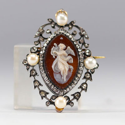 Broche pendentif centrée d'un camée sur agate entouré de diamants taillés en rose et de petites perles sur une monture en or et argent