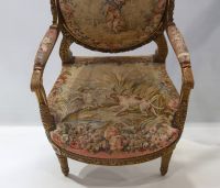 Important ensemble de mobilier de salon en bois sculpté et doré, tapisserie fine d'Aubusson comprenant un canapé et une suite de quatre fauteuils bergères, XIXème.