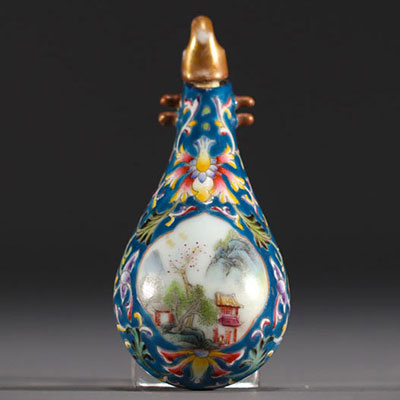 China - Polychrome porcelain snuffbox in the form of a Lyre, cartouche with landscape decoration.