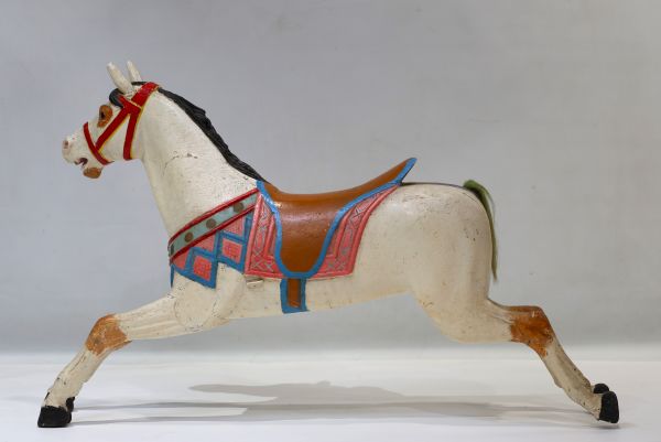 Cheval de manège en bois sculpté polychrome, début XXème.