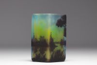 DAUM Nancy - Vase quadrangulaire en verre multicouche dégagé à l'acide à décor de paysage.