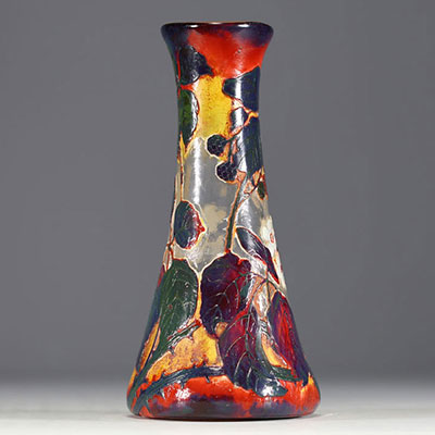 Val Saint Lambert par Henri et Désiré MULLER - Rare vase en verre doublé et dévitrifié, dégagé à l'acide à décor de murier, signé à la base dans le décor.