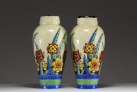 Boch Keramis - Paire de vases Art Déco en céramique émaillée à décor de fleurs et géométrique, cachet sous les pièces, vers 1930.