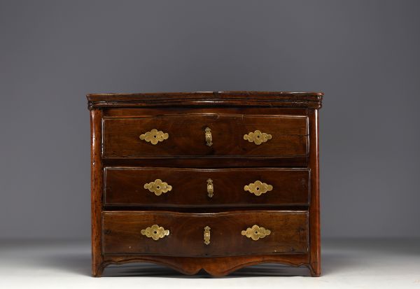 Meuble de maîtrise, commode galbée en noyer, époque XVIIIe siècle.