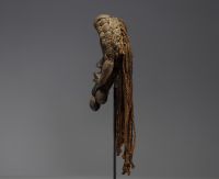 Afrique - Masque Dan en bois sculpté, cordes tressée et grelots, début XXème.