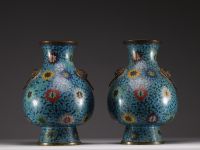 Chine - Paire de vases en bronze en émail cloisonné à décor de lotus et rinceaux, anses formées de têtes de taotie, époque Ming.