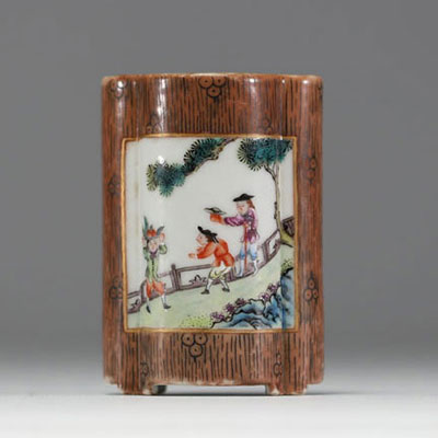 Chine - Petit vase en porcelaine polychrome à décor de personnages en cartouche, marque sous la pièce, d'époque XVIIIème.18eme