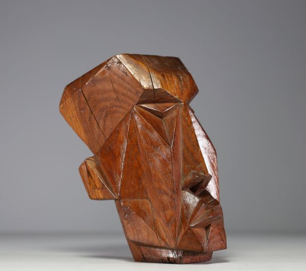 Visage cubiste en bois sculpté, travail moderniste belge vers 1920, travail d'un artiste de l'entourage d'Henry Van de Velde.