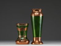 GRÄFLICH HARRACH'SCHE GLASFABRIK - Ensemble de deux vases Jugendstil en verre soufflé et métal cuivré, vers 1900.