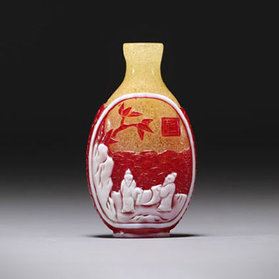 Chine - Tabatière en verre multicouche à décor de personnages.