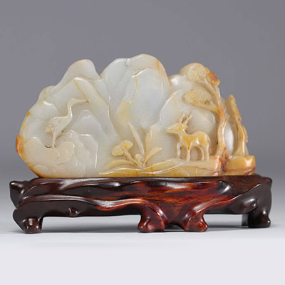 Yushanzi jade sculpture decoated with mountains, figures and animals from the Qing period (清朝)