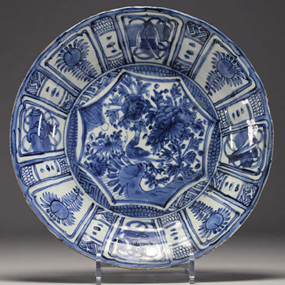 Chine - Plat en porcelaine blanc bleu à décor floral, Wanli, dynastie Ming.