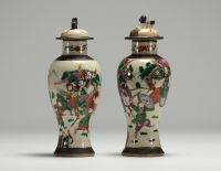 China - Pair of covered vases in Nanjing porcelain decorated with figures.