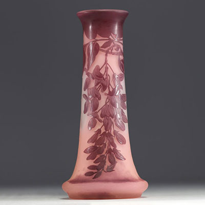 Émile GALLÉ (1846-1904) Vase en verre multicouche dégagé à l'acide au décor de glycines, signé.