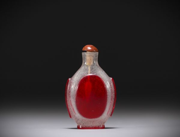 Chine - Tabatière en verre multicouche rouge.