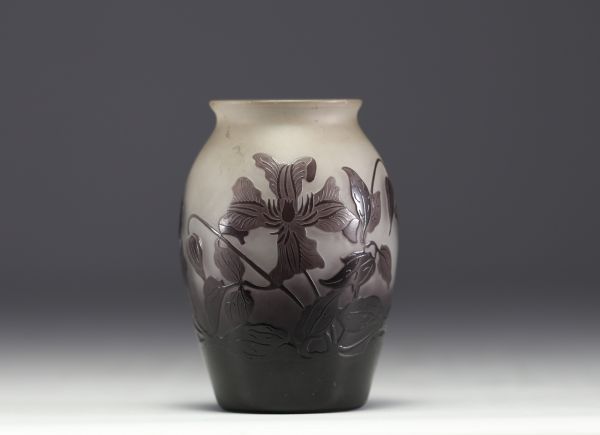 Paul NICOLAS ( 1875-1952) d'Argental - Acid-etched multi-layered glass vase with floral design, signed.