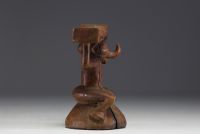 Afrique RDC - Appuie nuque Suku en bois sculpté représentant un personnage.