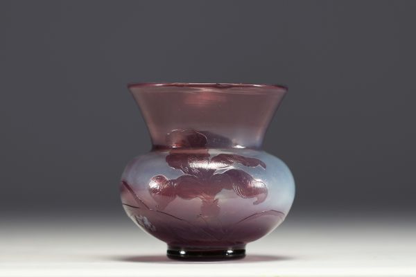 DAUM Nancy - Small early period vase in acid-etched multi-layered glass with flower design, signed under the piece.