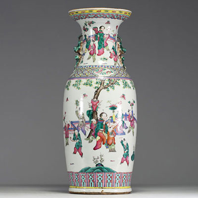 China - Large pink family polychrome porcelain vase decorated with children playing, 19th century.