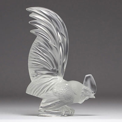 LALIQUE France : Coq en cristal moulé pressé.