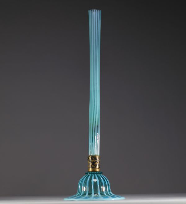 John Walsh WALSH (XIX-XX) Grand vase soliflore Art Nouveau en verre opale et transparent, monture en métal, vers 1900.