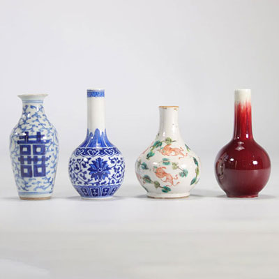 (4) Lot de vases en porcelaine de chine en blanc, bleu et sang de bœuf d'époque Qing (清朝)