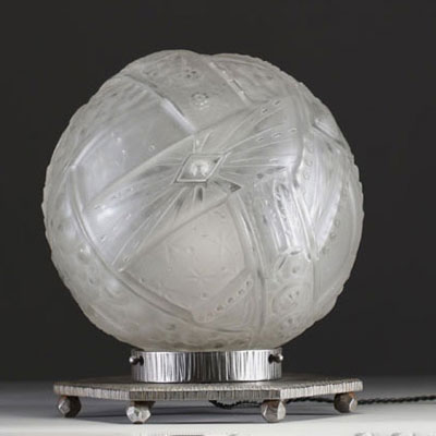 MULLER Frères Lunéville - Lampe de table Art Déco, globe en verre moulé pressé et base en métal nickelé, vers 1930, signée.