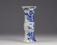 Chine - vase en porcelaine blanche et bleue, col rodé, époque Kangxi.