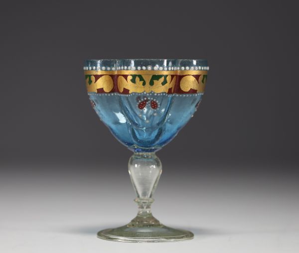 Murano, verre quadrilobé sur pied en deux teintes, doré et émaillé, XVIIIème.