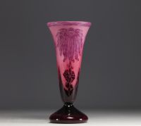 Le Verre Français - Vase en verre multicouche dégagé à l'acide à décor de dahlias, signé.