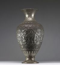 Persia - Very imposing silver-plated metal vase decorated with figures, circa 1900.