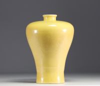 Chine - Vase de forme meiping en porcelaine monochrome jaune, époque Qing.